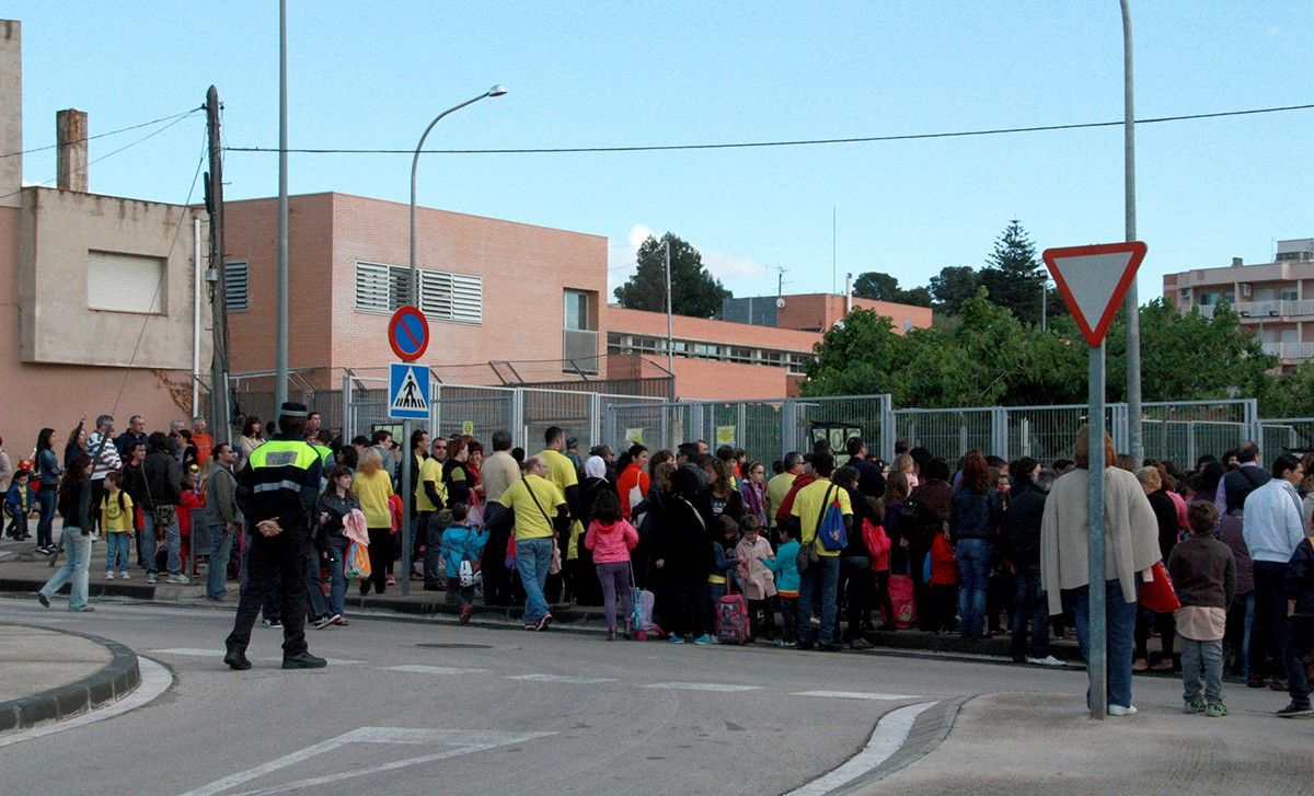 Foto d'arxiu. Pares, mares i alumnes de l'escola Marcel·lí Domingo de Roquetes secundant una protesta contra les retallades a l'entrada del centre. Abril de 2014.