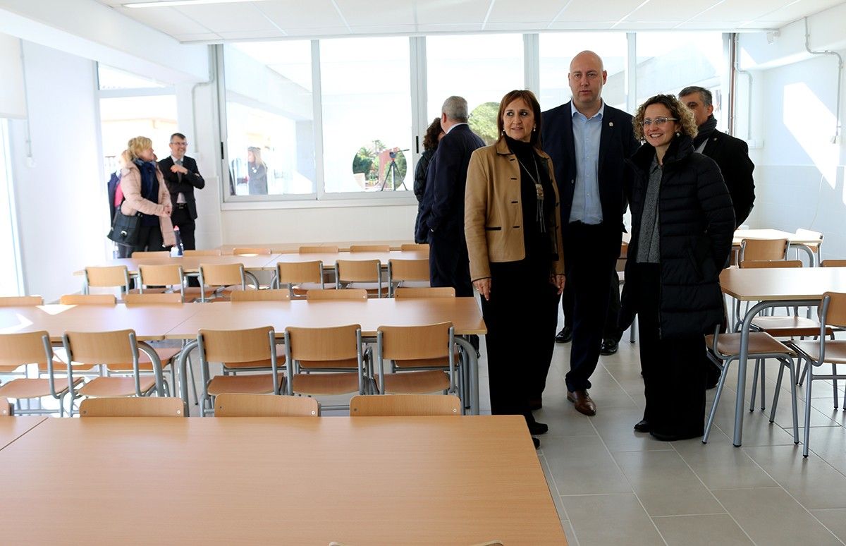 La conseller d'Ensenyament, Meritxell Ruiz, ha inaugurat el nou menjador.
