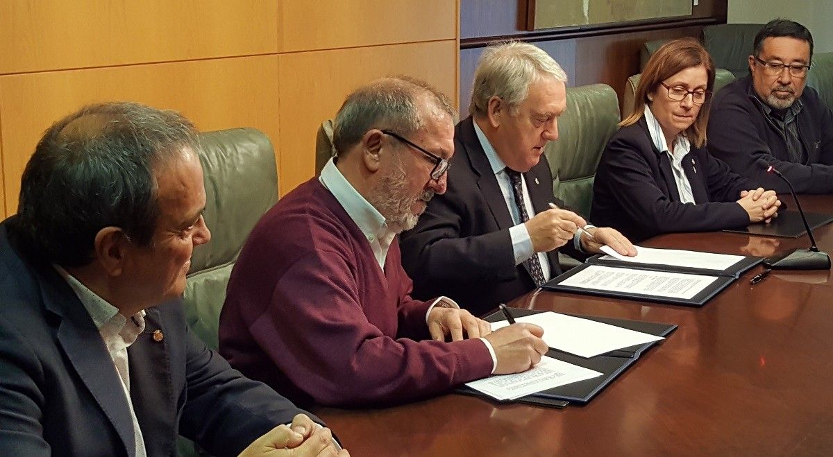 Signatura del conveni entre la Diputació de Tarragona i el COPATE per lluitar contra el mosquit i la mosca negra.