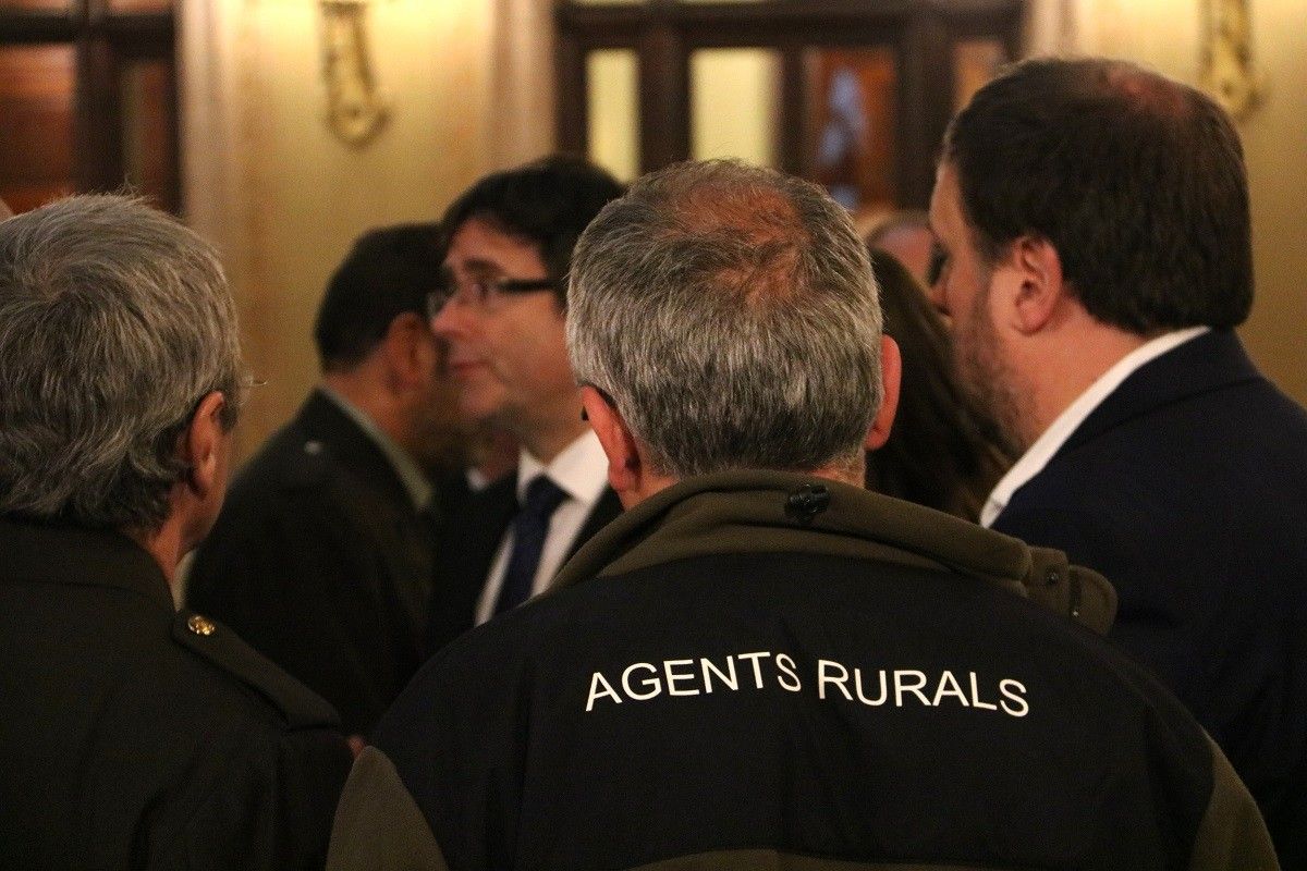 Agents Rurals al Parlament de Catalunya abans del minut de silenci en motiu del crim d'Aspa.