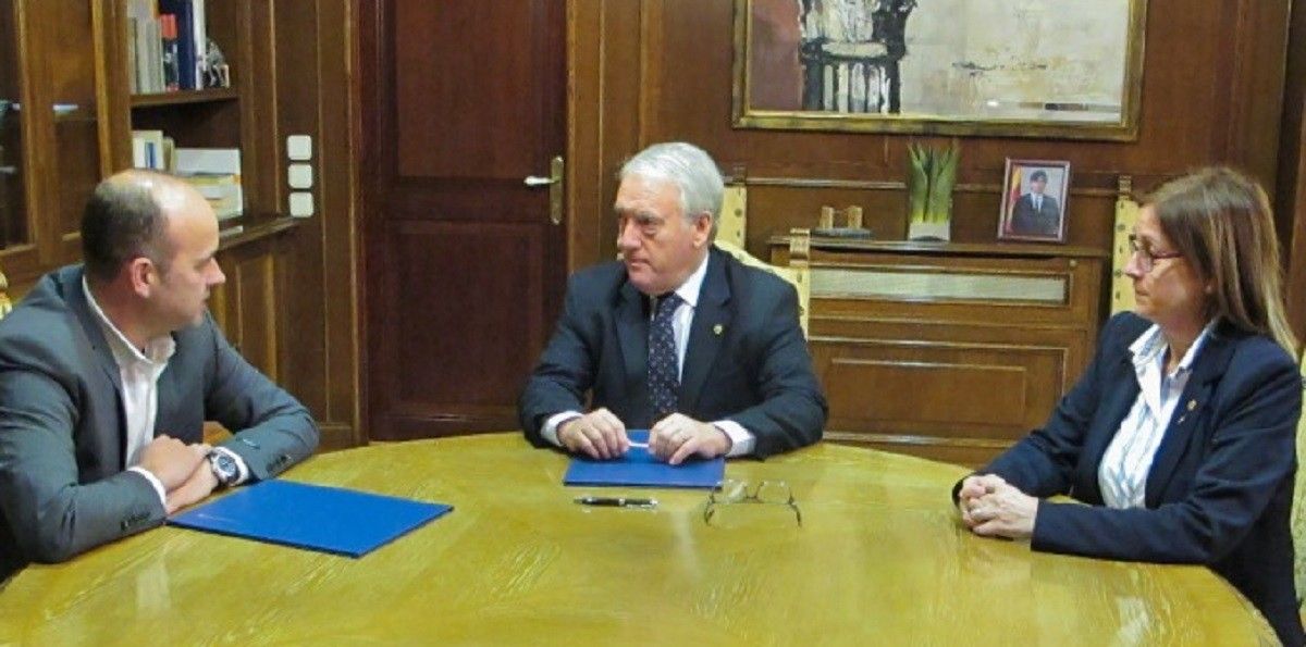 El president de la Diputació de Tarragona i l'alcalde de Gandesa durant la signatura del conveni.