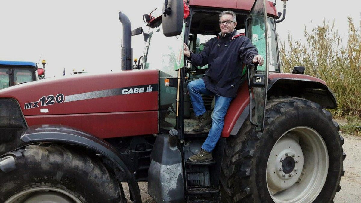 Rafel Verdiell, representant d'Unió de Pagesos, al tractor en la Marxa Pagesa que entrarà avui a Barcelona.