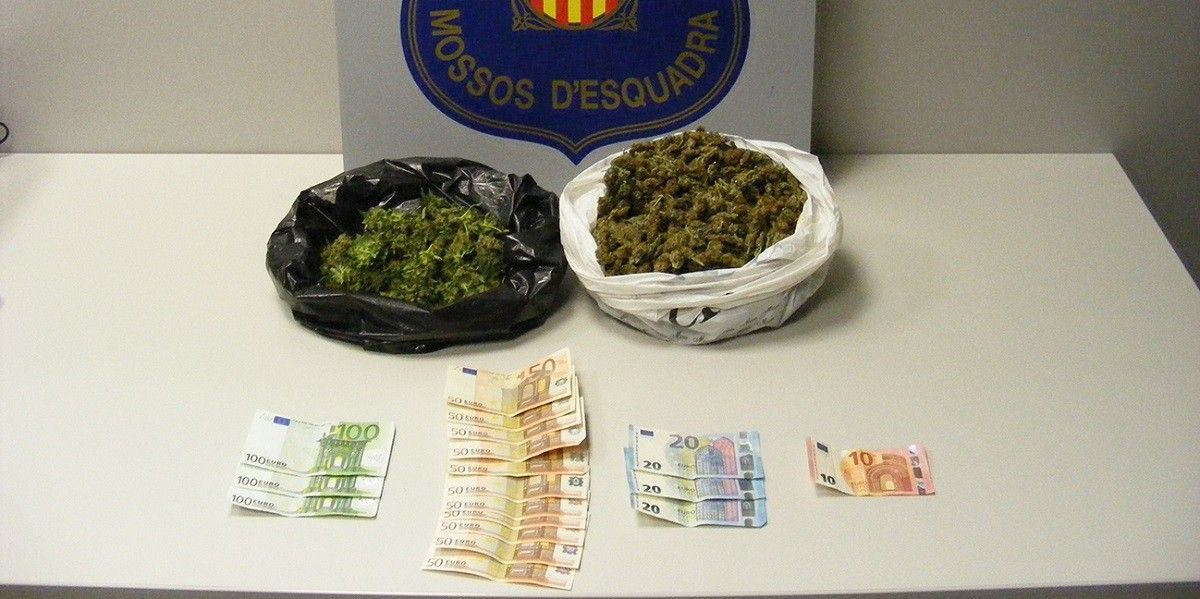 Les bosses amb marihuana i els diners intervinguts pels Mossos d'Esquadra al veí de Móra d'Ebre, a Riudecols.