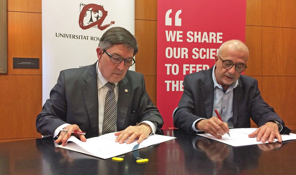 El rector de la Universitat Rovira i Virgili (URV), Josep Antón Ferré, i el director general de l'Institut de Recerca i Tecnologia Agroalimentàries (IRTA), Josep Monfort, signant el nou conveni.