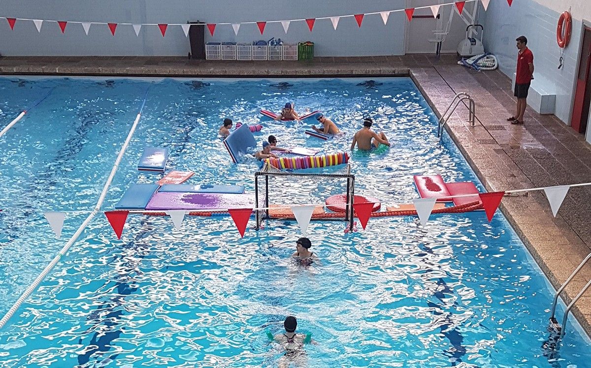 Els estudiants han nedat i fet activitats dins l’aigua.