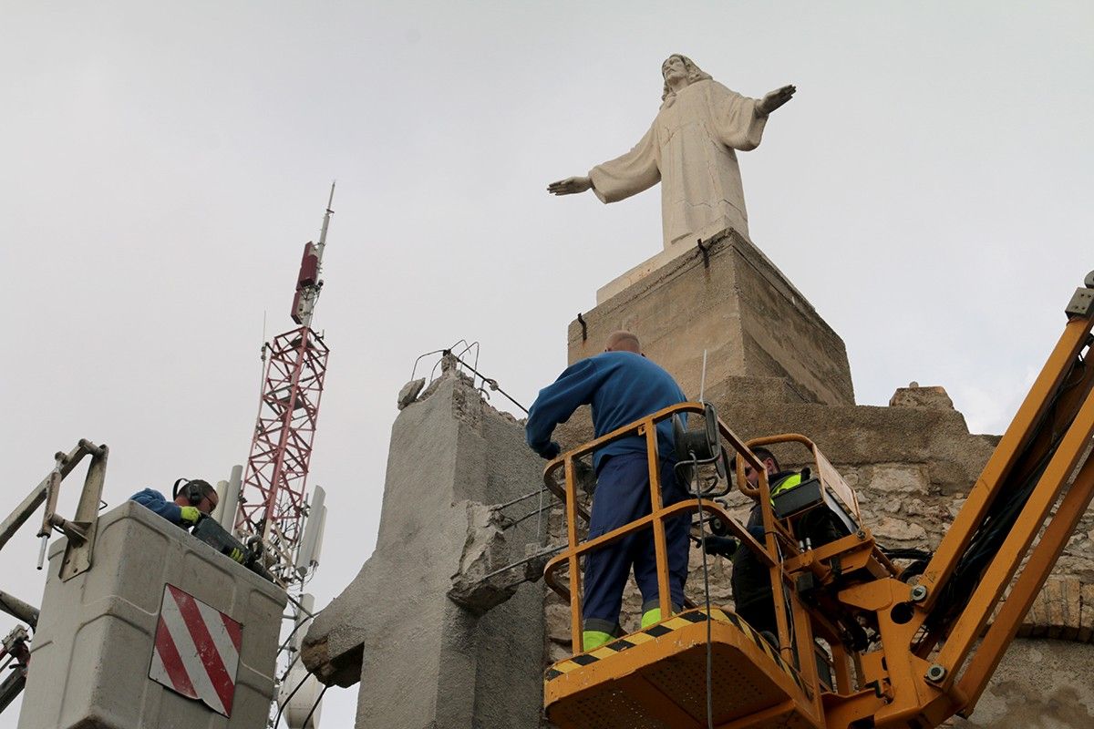 Operaris de l'Ajuntament treballaven este matí en l'eliminació de la creu de la Torreta.