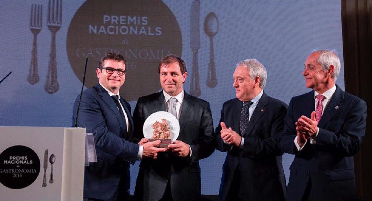 Moment de l'entrega del Premi Especial de l'Acadèmia Catalana de Gastronomia als copresidents del grup Balfegó.