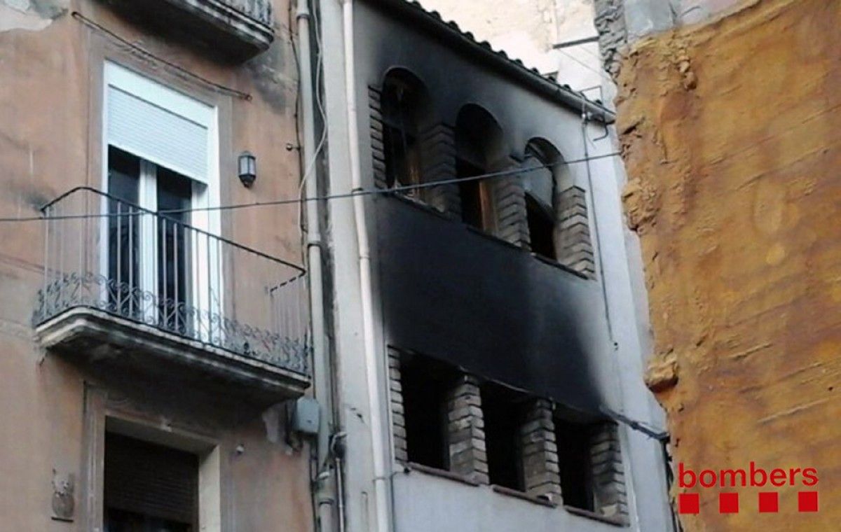 Les flames i el fum es concentraven al segon i tercer pis de l’immoble, al carrer del Replà.