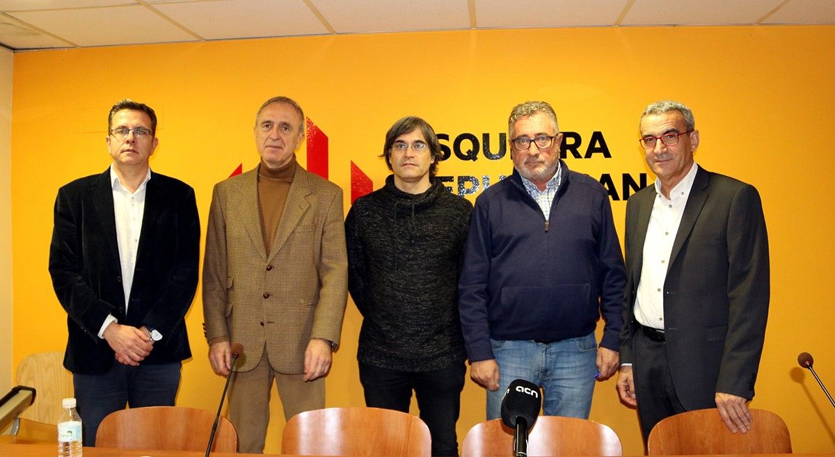 Imatge de grup del diputat d'ERC per Lleida, Xavier Eritja (al centre), entre els senadors Miquel Àngel Estradé i Miquel Aubà, i a altres dirigents republicans.