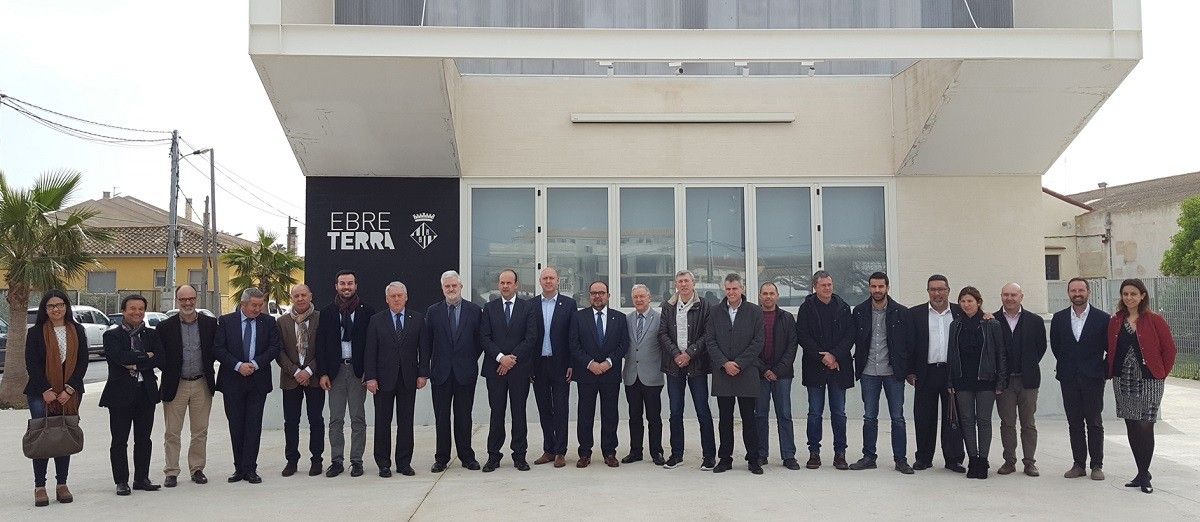 Els representants del Patronat de Turisme de la Diputació de Tarragona i de les entitats del món local i dels dos consells comarcals de les Terres de l'Ebre que han signat el 'Conveni Corner'.