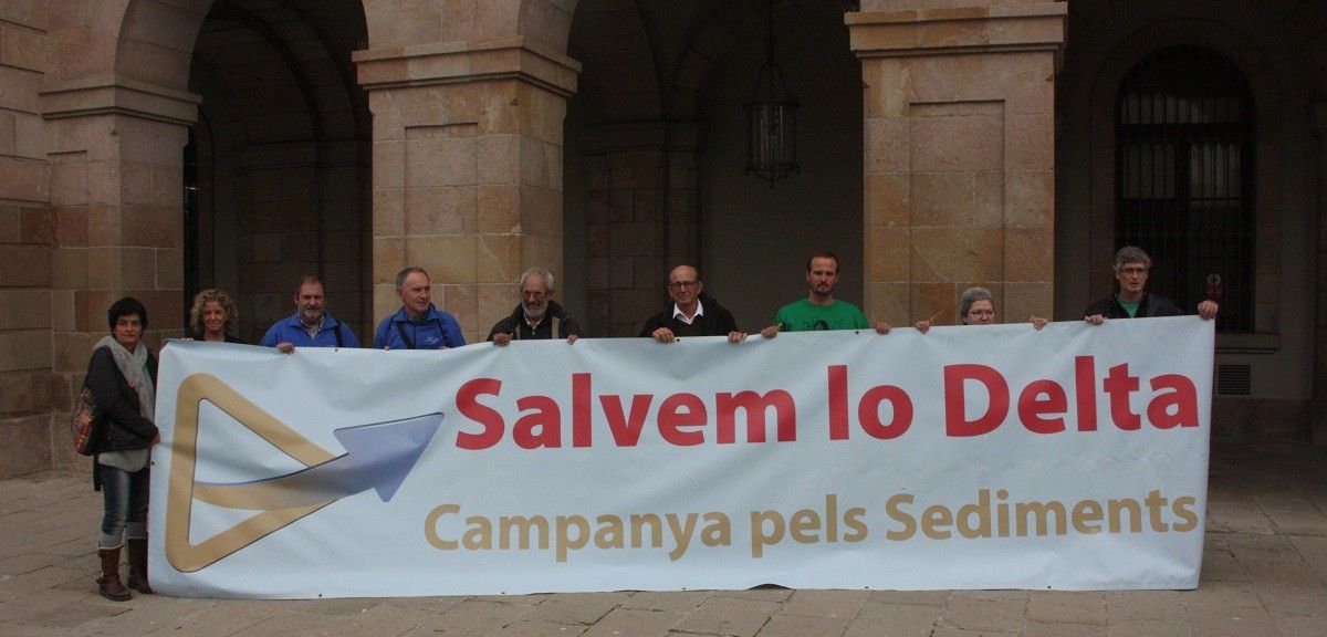 Membres de la 'Campanya pels Sediments' de les Terres de l'Ebre amb una pancarta al Parlament de Catalunya.