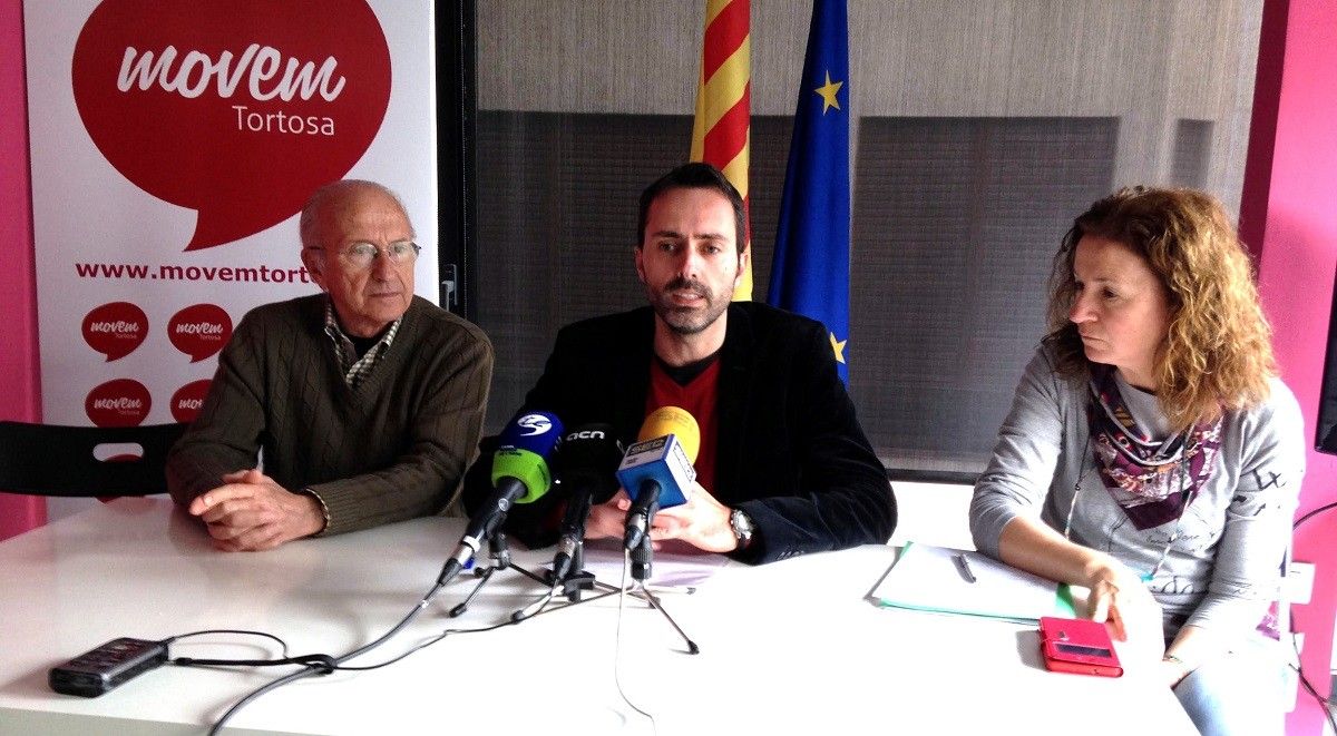 El regidors de Movem Tortosa, Francesc Vallespí, Jordi Jordan i Cinta Galiana, en roda de premsa a la seu del grup municipal.