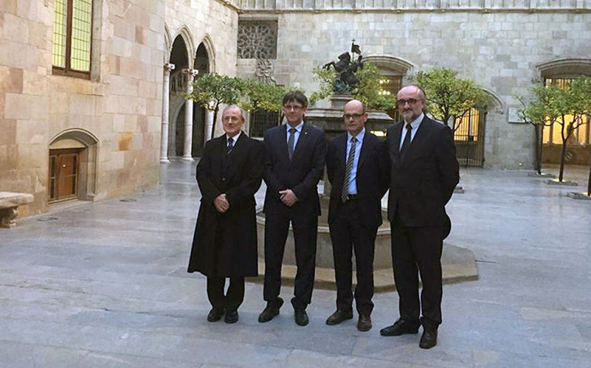 El president Puigdemont amb els guardonats, entre ells Jeroni Castells, a la dreta de la imatge.