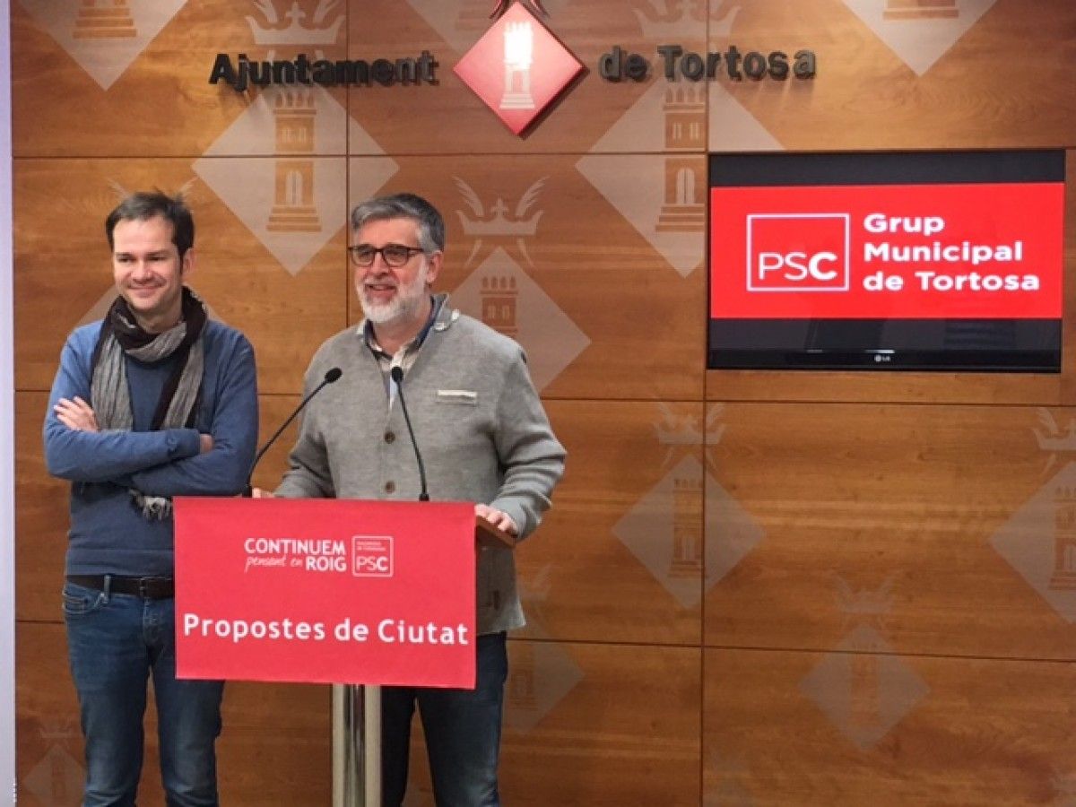 Enric Roig i Manel de la Vega, regidors del PSC a Tortosa, en una imatge d'arxiu.