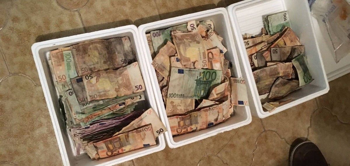 Foto, que ha difòs El País, amb les caixes amb diners en efectiu en estat de putrefacció trobades al domicili d'un dels integrants de la xarxa.