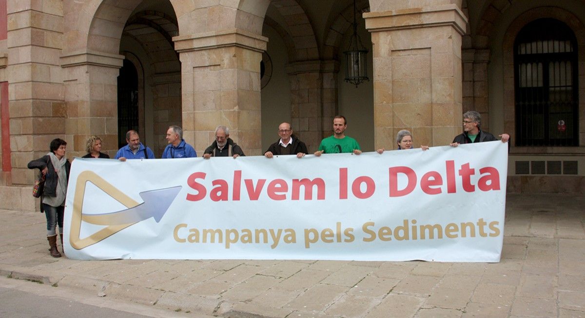 Membres de la 'Campanya pels Sediments' de les Terres de l'Ebre al Parlament de Catalunya. Imatge del 23 de febrer del 2017.
