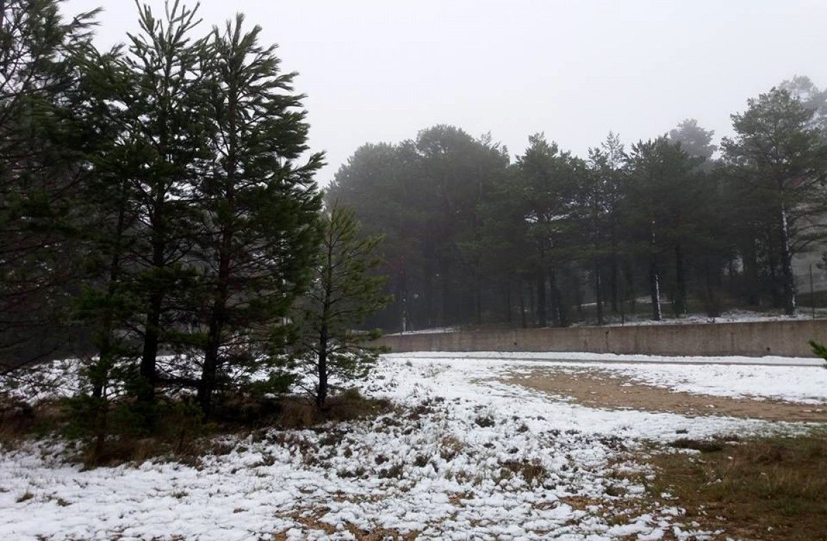 Una fina capa de neu cobreix el paisatge de Fredes. 