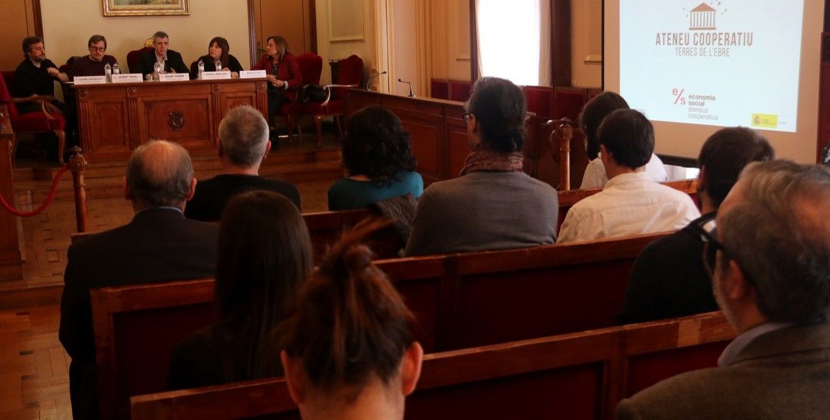Presentació de l'Ateneu Cooperatiu de les Terres de l'Ebre a la sala de plens de l'Ajuntament d'Amposta.