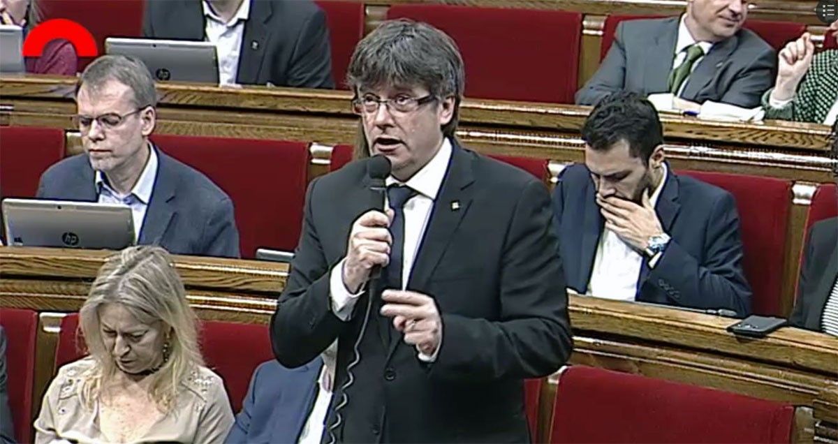 El president Puigdemont, en la sessió de control d'este matí al Parlament.