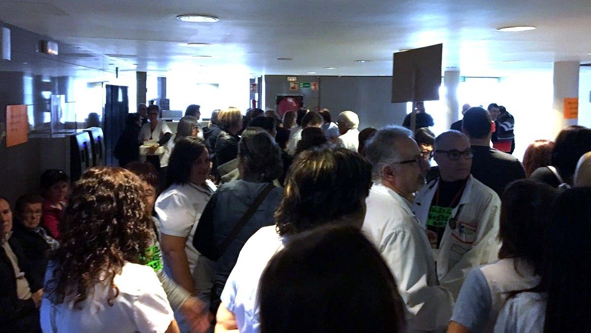 Part dels treballadors de l'Hospital Comarcal de Móra d'Ebre concentrats a l'entrada del centre per protestar per una nova retallada a la seua paga variable.