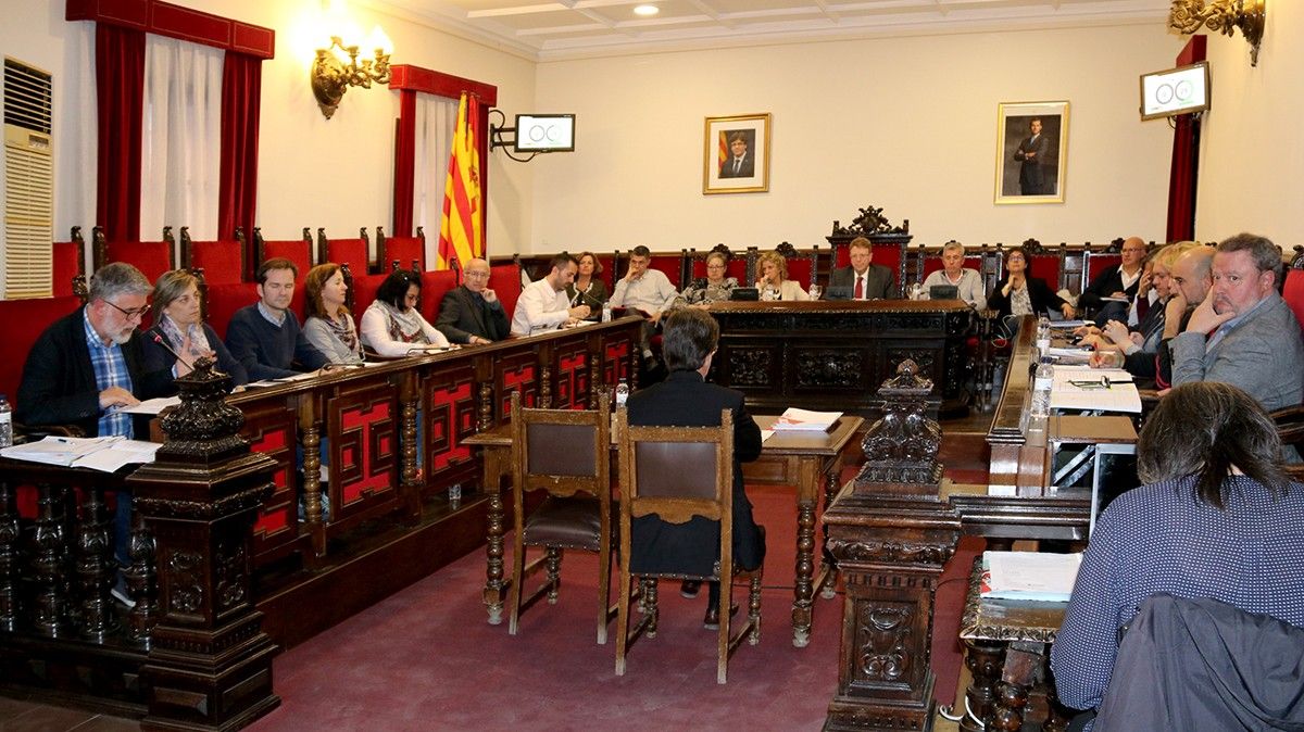 Ple obert del saló de sessions de l'Ajuntament de Tortosa durant la celebració del ple ordinari del mes d'abril.