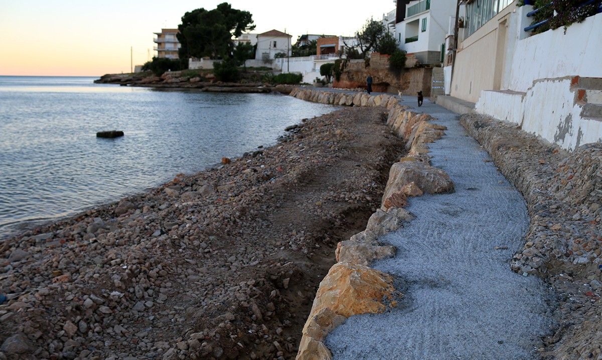 El paviment de ciment del nou camí de ronda quedarà cobert amb pedra d'Ulldecona.