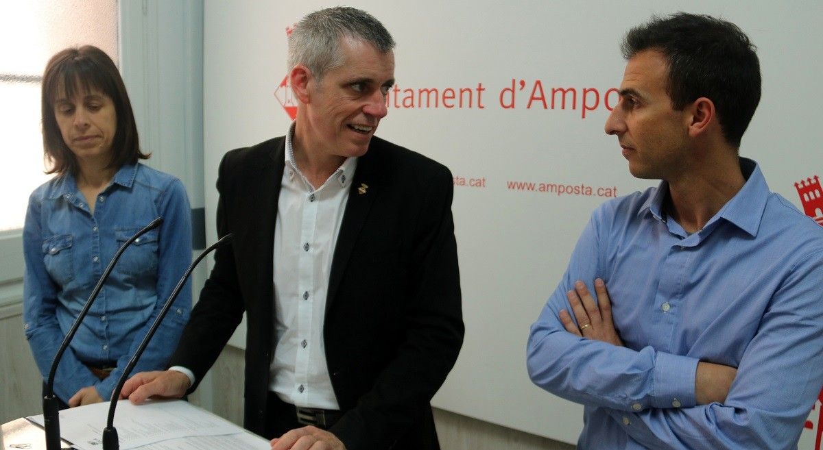 El director de l'ETcA, Jordi Príncep, conversa amb l'alcalde d'Amposta, Adam Tomàs, en presència de la regidora de Cultura, Inés Martí.
