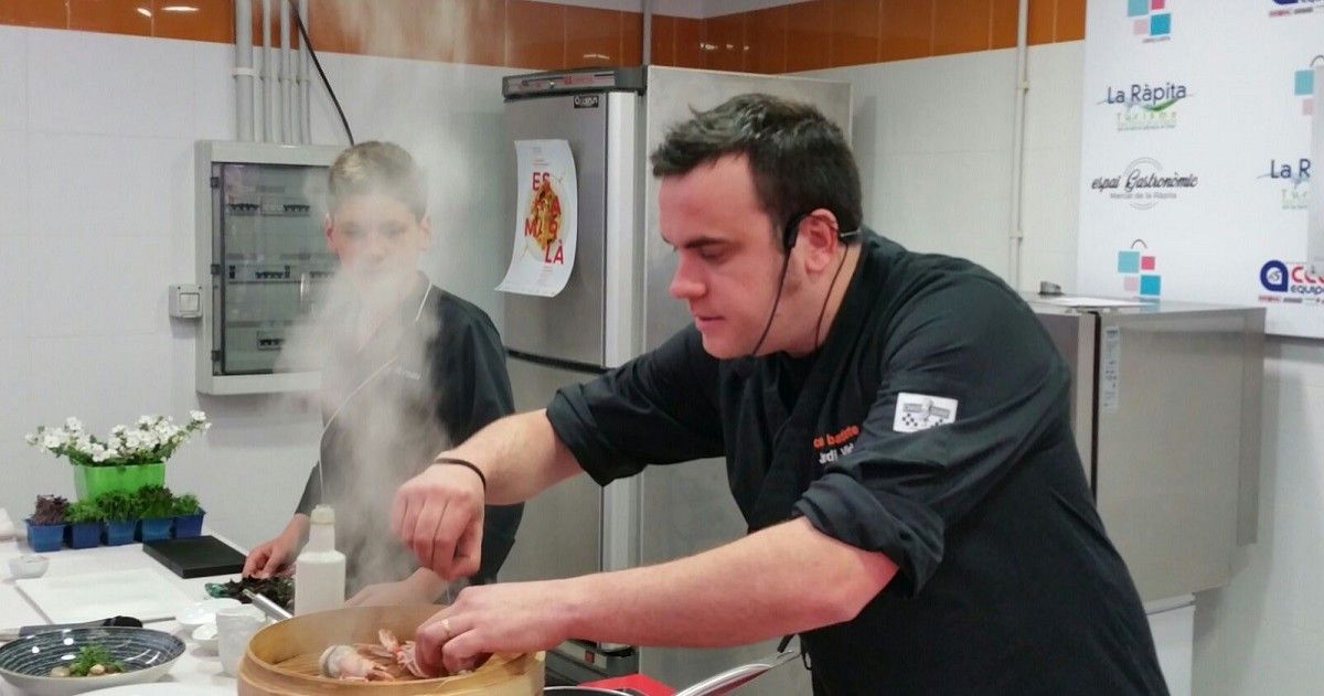 Jordi Vidal i Arnau Bel durant la demostració de cuina de l'escamarlà d'este matí.