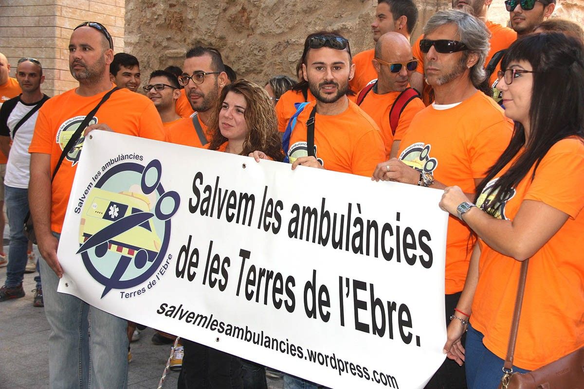 Treballadors del transport sanitari de les Terres de l'Ebre concentrats per la plataforma Salvem les Ambulàncies el 2016