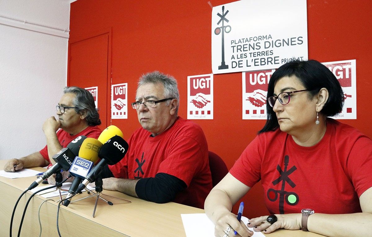 D'esquerra a dreta, Wifredo Miró, Josep Casadó i Cristina Bel, portaveus de Trens Dignes, en la roda de premsa d'este matí.