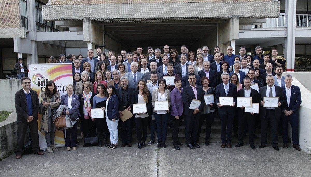 Foto de grup amb els representants de les institucions guardonades.