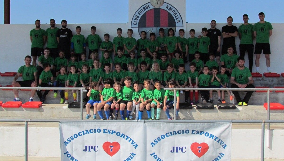 Tots els participants a les 6es Jornades de Formació Futbolística de l'AE Jordi Pitarque Ceprià.