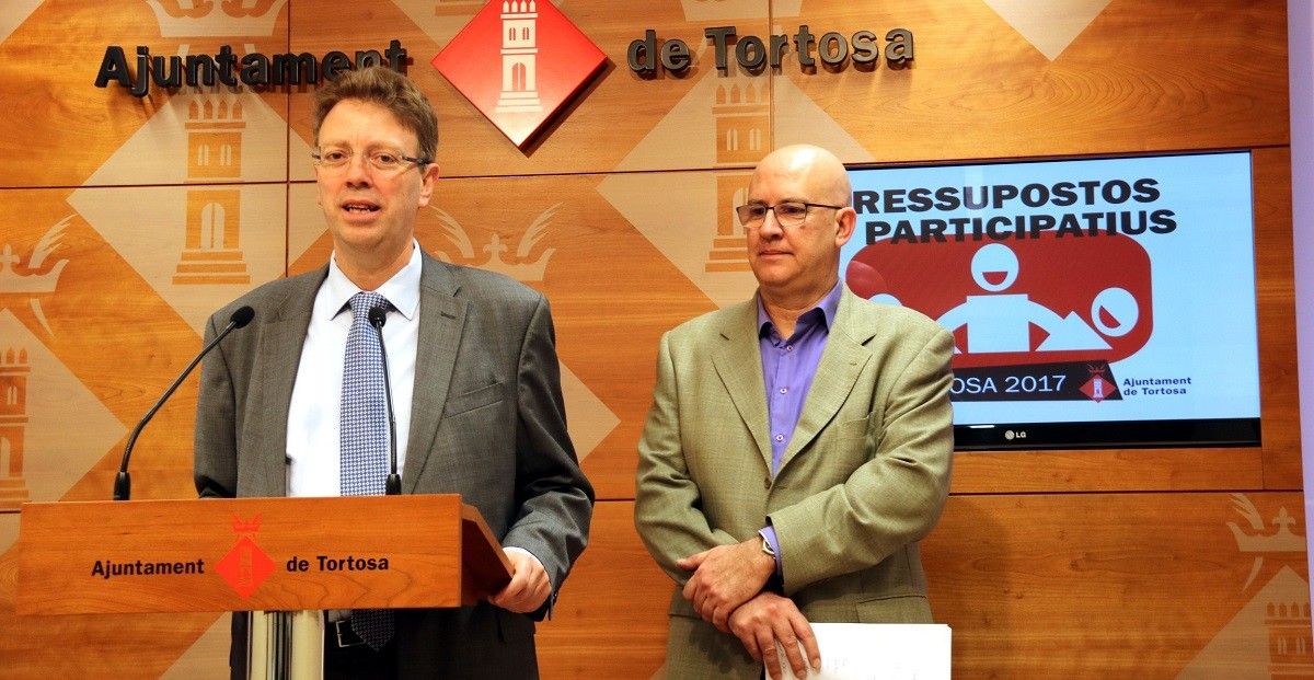 L'alcalde de Tortosa, Ferran Bel, i el tinent d'alcalde, Marià Martínez, en la presentació de les propostes validades dels pressupostos participatius. 