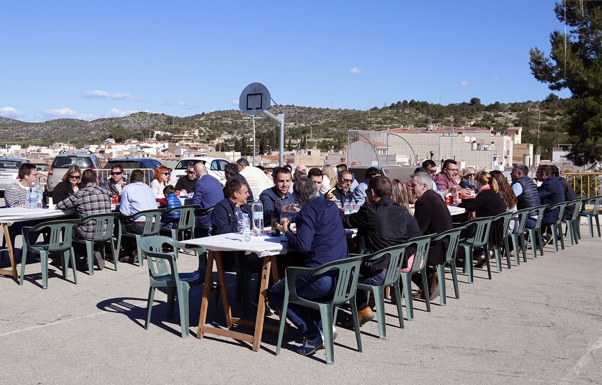 Un moment de la trobada entre alcaldes, regidors i membres de l'Agrupació, este dissabte a Alcanar.