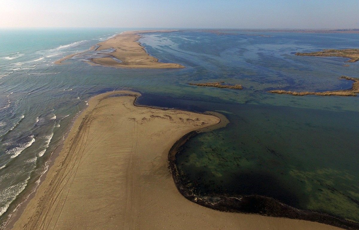 Imatge aèria del trencament de la barra de la platja de Buda amb el canal que comunica el mar i un dels calaixos. 
