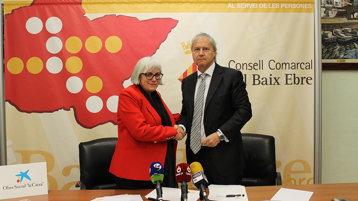 Imatge de la signatura del conveni entre el Consell Comarcal del Baix Ebre i CaixaBank.