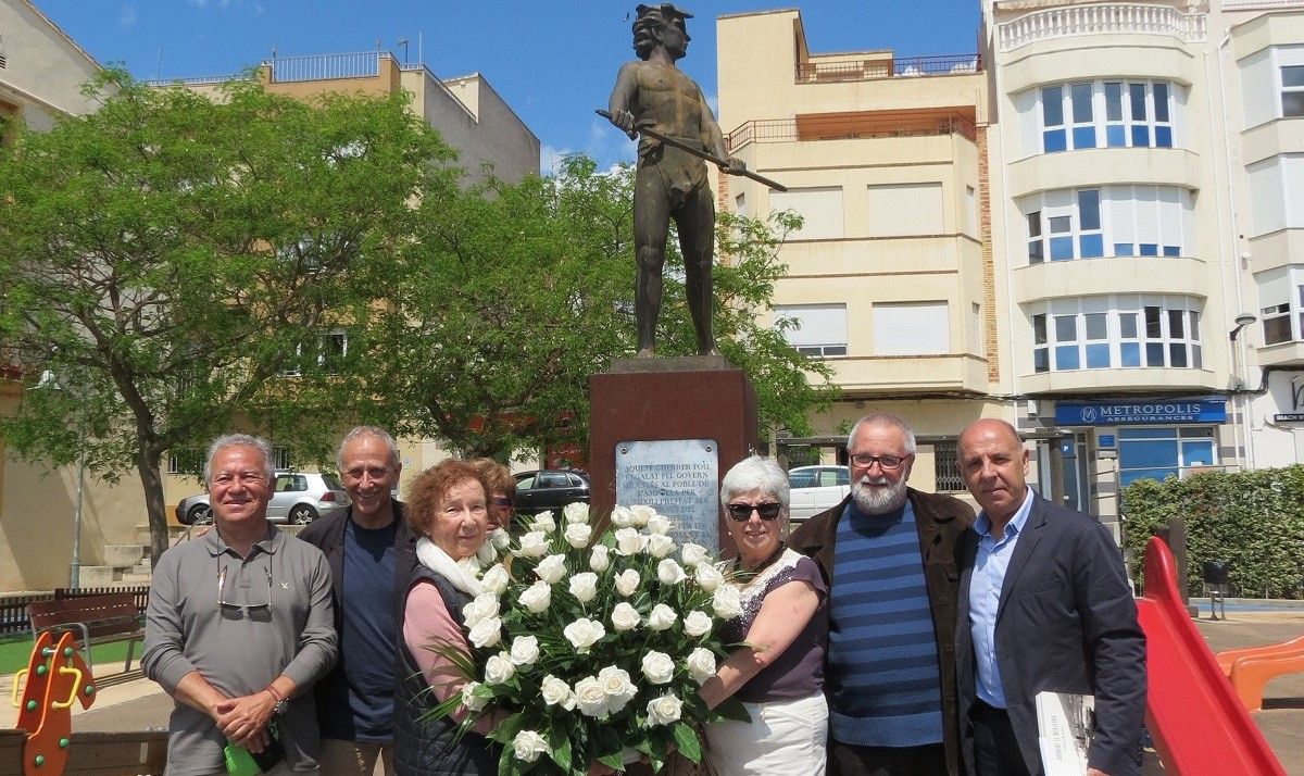 Moment de l'ofrena floral, davant de l'estàtua de bronze del guerrer, en record de les víctimes que hi van haver en el naufragi del Medjerda.