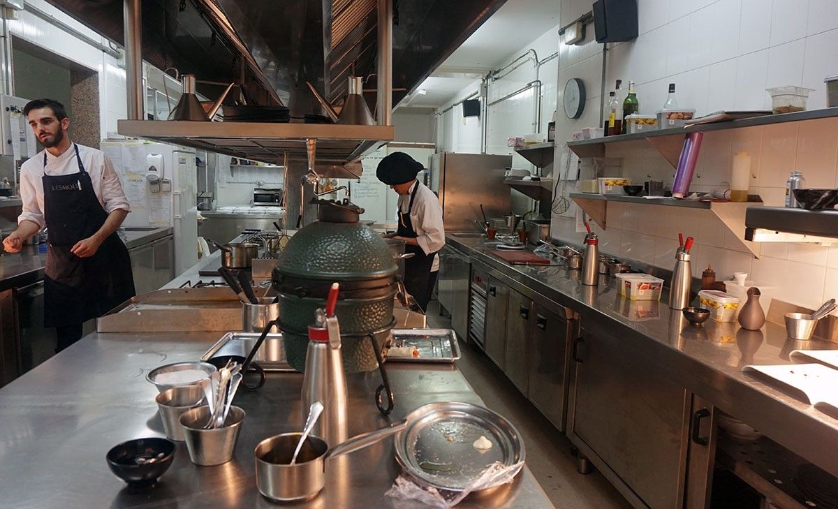 La cuina del restaurant Les Moles, un espai de creació culinària que cumplix 25 anys.