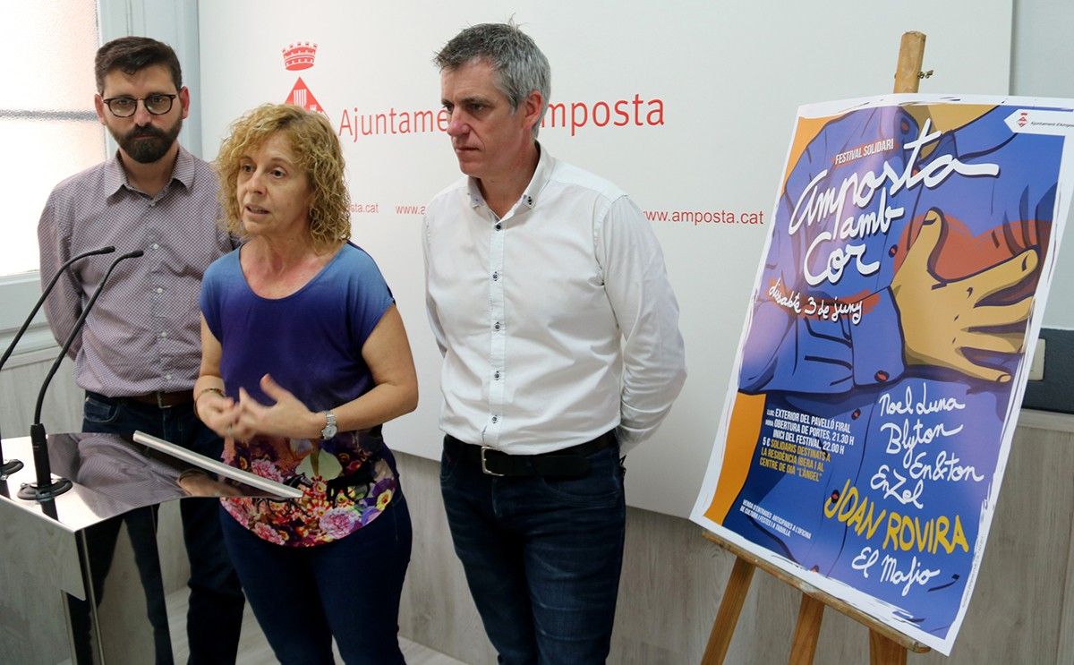 Pla general del regidor de Festes, Ramon Bel; la directora de la residència Íbera d'Amposta, Maria José Cid; i l'alcalde d'Amposta, Adam Tomàs, durant la presentació del festival 'Amposta amb Cor'.