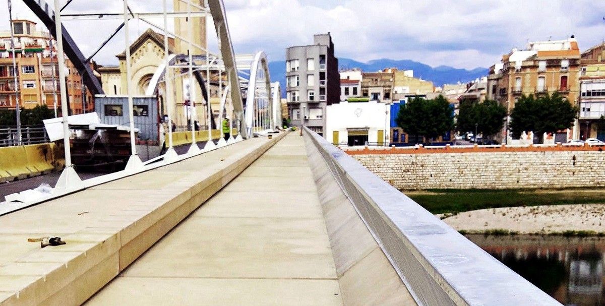 Pla general de la primera passarel·la de vianants rehabilitada del pont de l'Estat de Tortosa. 