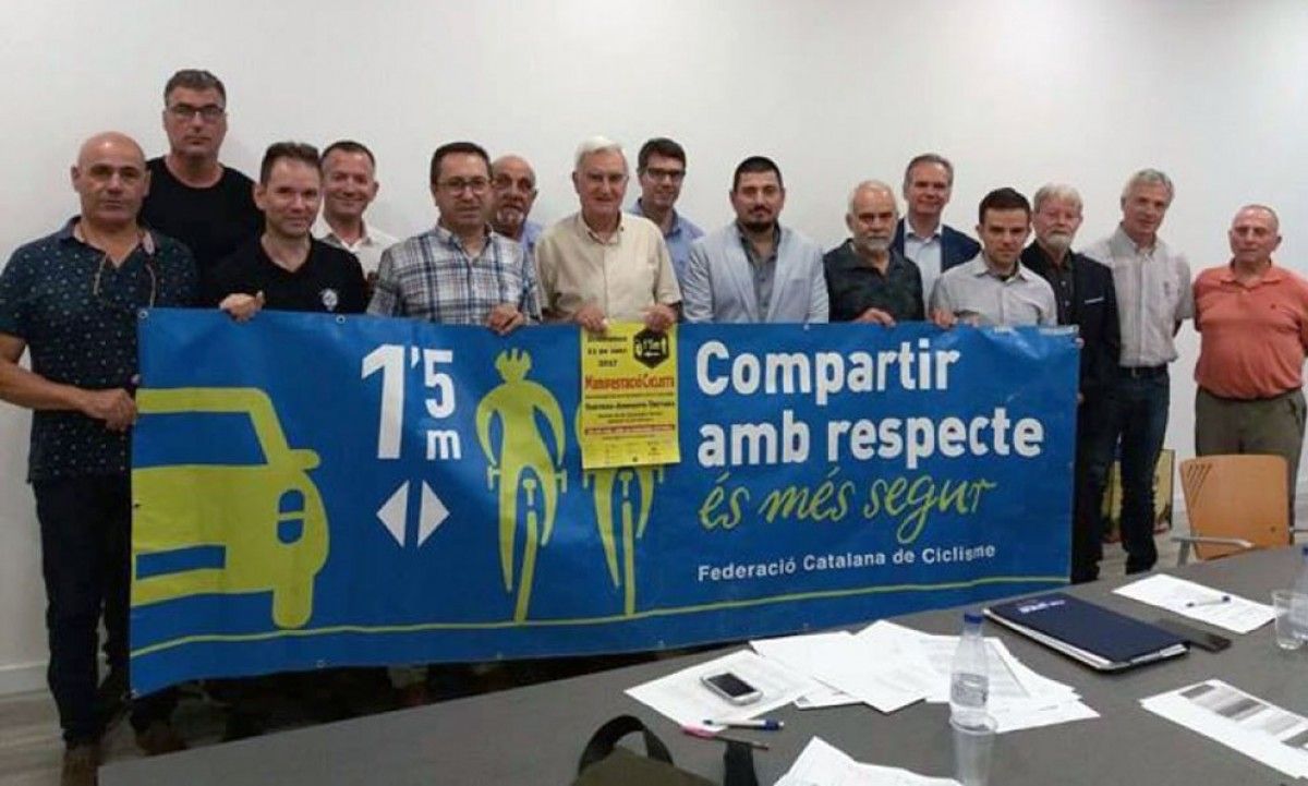 La junta de la Federació Catalana de Ciclisme donant suport a la manifestació.