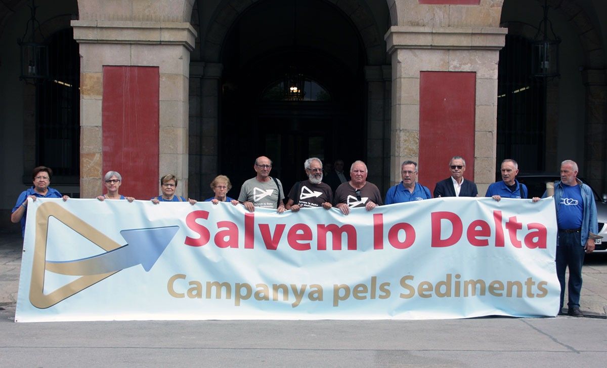 Membres de la Campanya pels Sediments a les portes del Parlament, este dimecres.