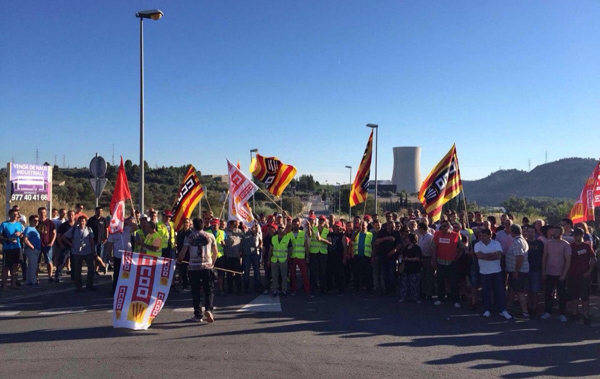 Protesta dels treballadors davant la central nuclear d'Ascó.