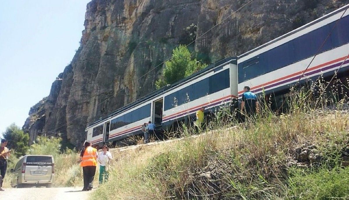 Els Mossos d'Esquadra i la Policia Local han ajudat a sortir del tren els quinze passatgers que hi viatjaven 