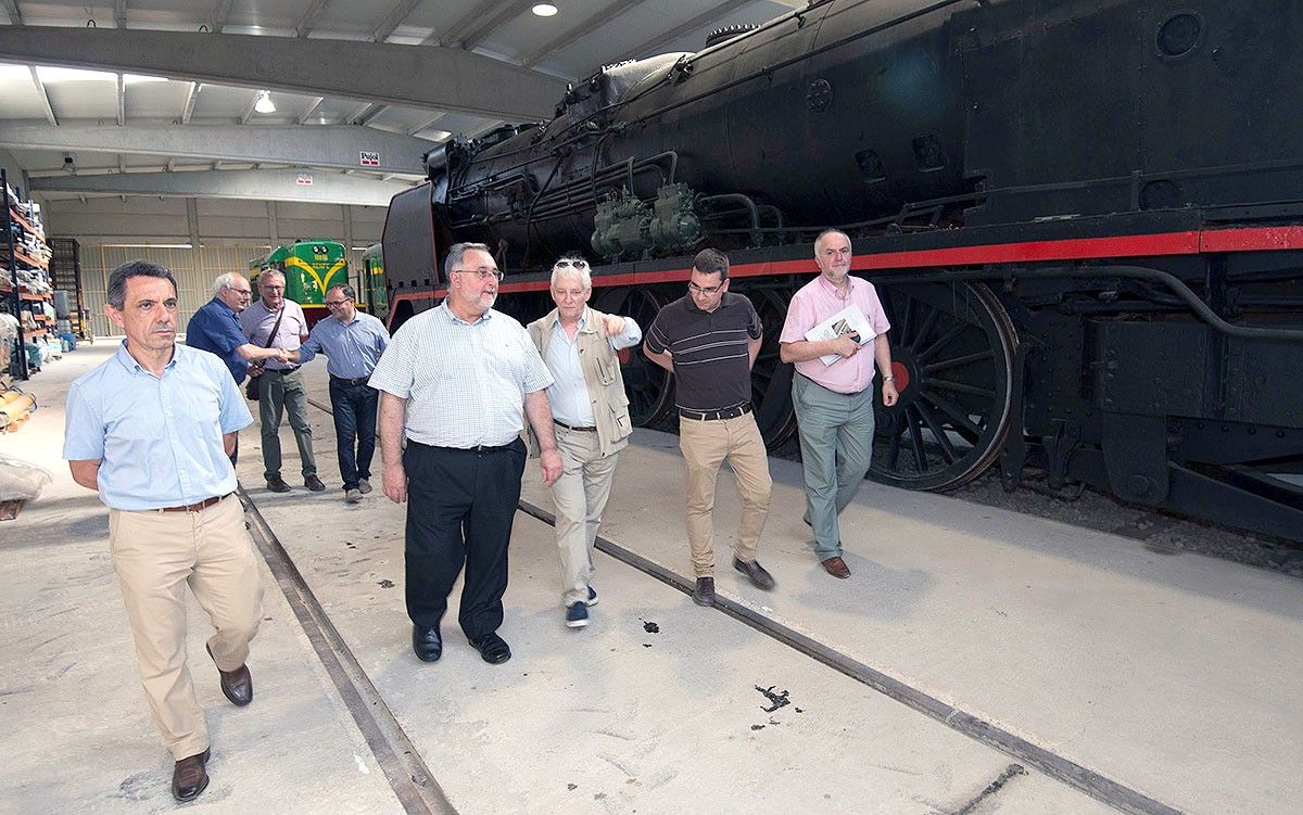 Representants de l'Ajuntament de Móra la Nova, el Departament de Cultura i la Fundació per a la Preservació del Patrimoni Ferroviari Industrial de Móra la Nova al museu ferroviari. 
