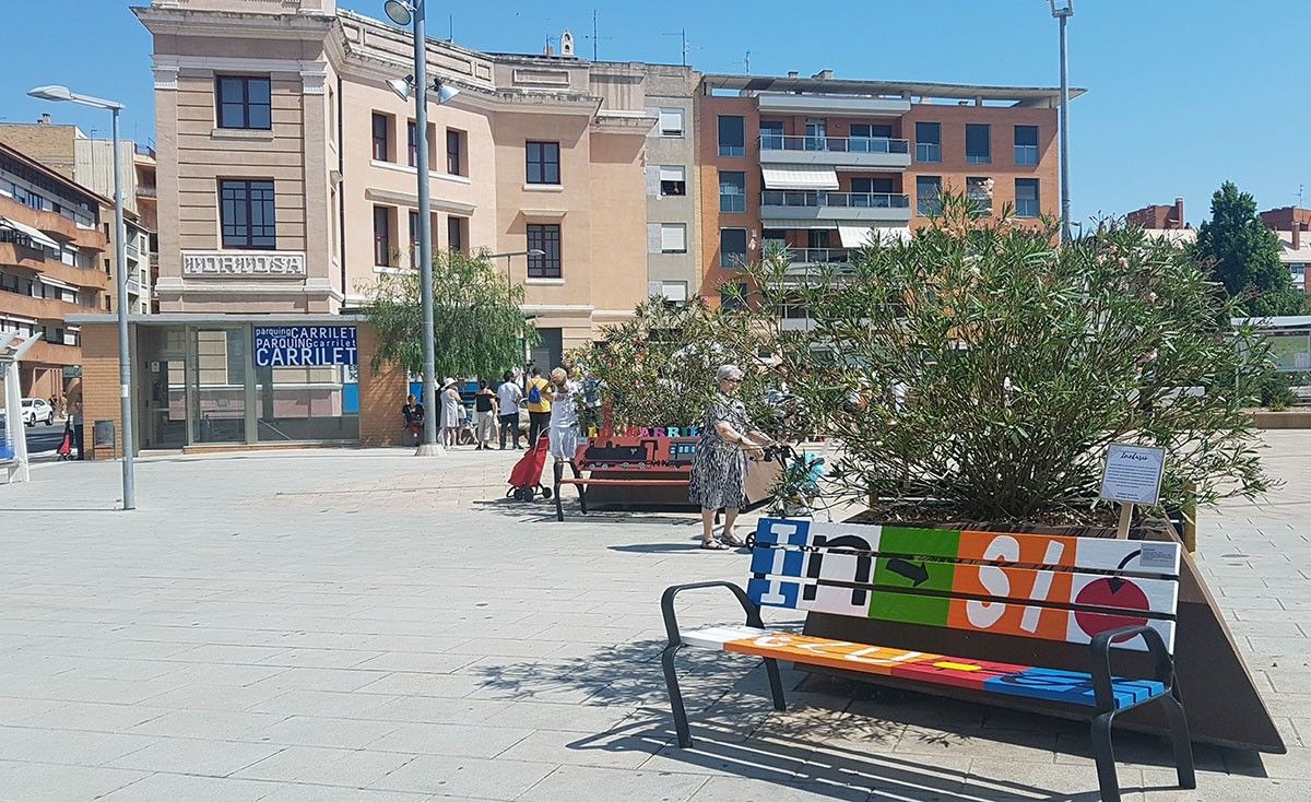 Els bancs de la plaça han estat objecte d'una acció artística.