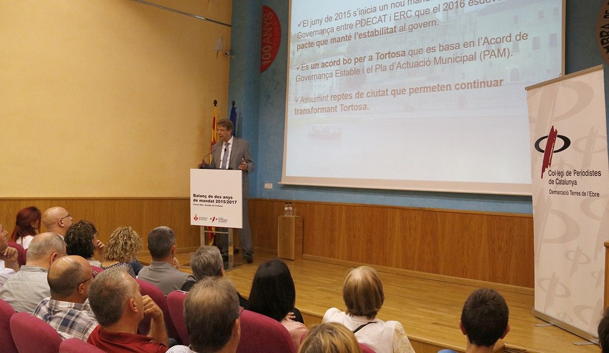 Pla obert de la conferència de Ferran Bel, alcalde de Tortosa, a la sala d'actes de la Cambra de Comerç.