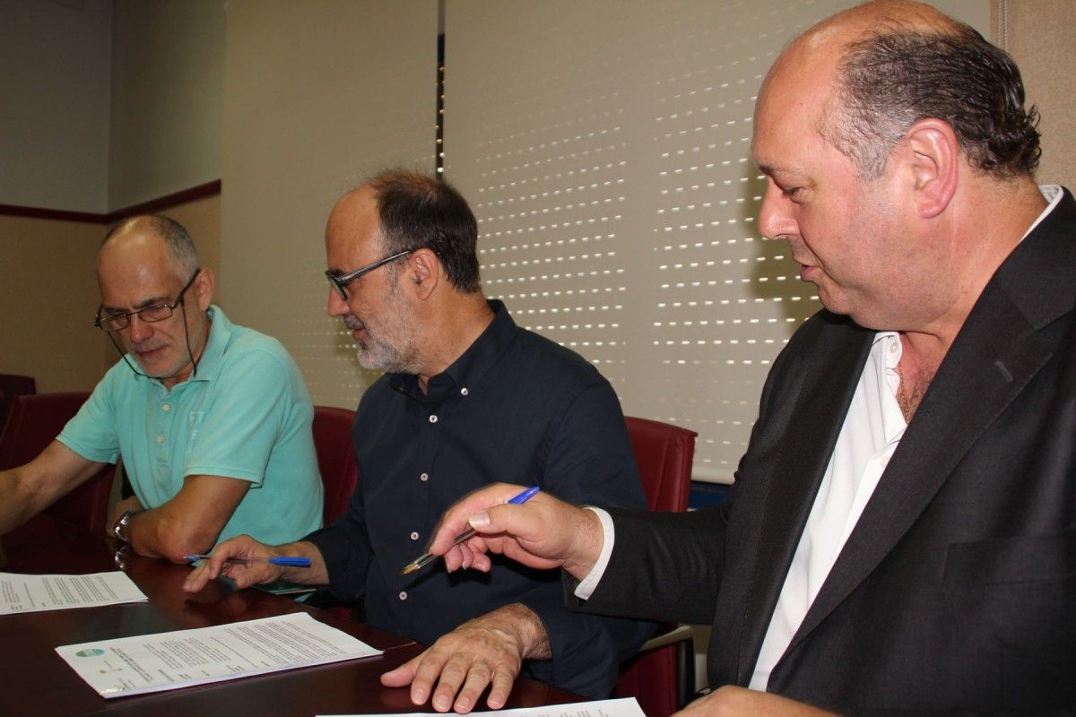 Alfons Montserrat, alcalde d'Alcanar; Joan Caballol, president de Pimec Comerç a les Terres de l'Ebre; i Ramón Martí, president de FECOAL, durant la signatura del conveni d'este dimarts