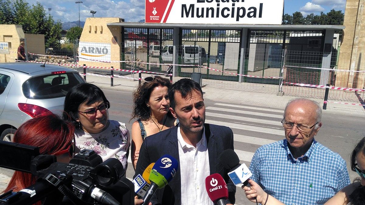 Imatge de la roda de premsa de Movem Tortosa, esta setmana, davant l'Estadi Municipal.