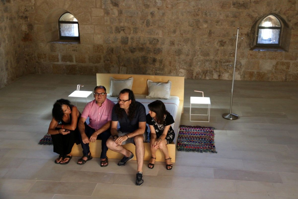 La instal·lació a la torre de la Carrova, amb la directora d'XYZ, Antònia Ripoll; el regidor de Campredó, Emigdi Subirats; l'artista Jaume Vidal; i la regidora d'Amposta, Inés Martí